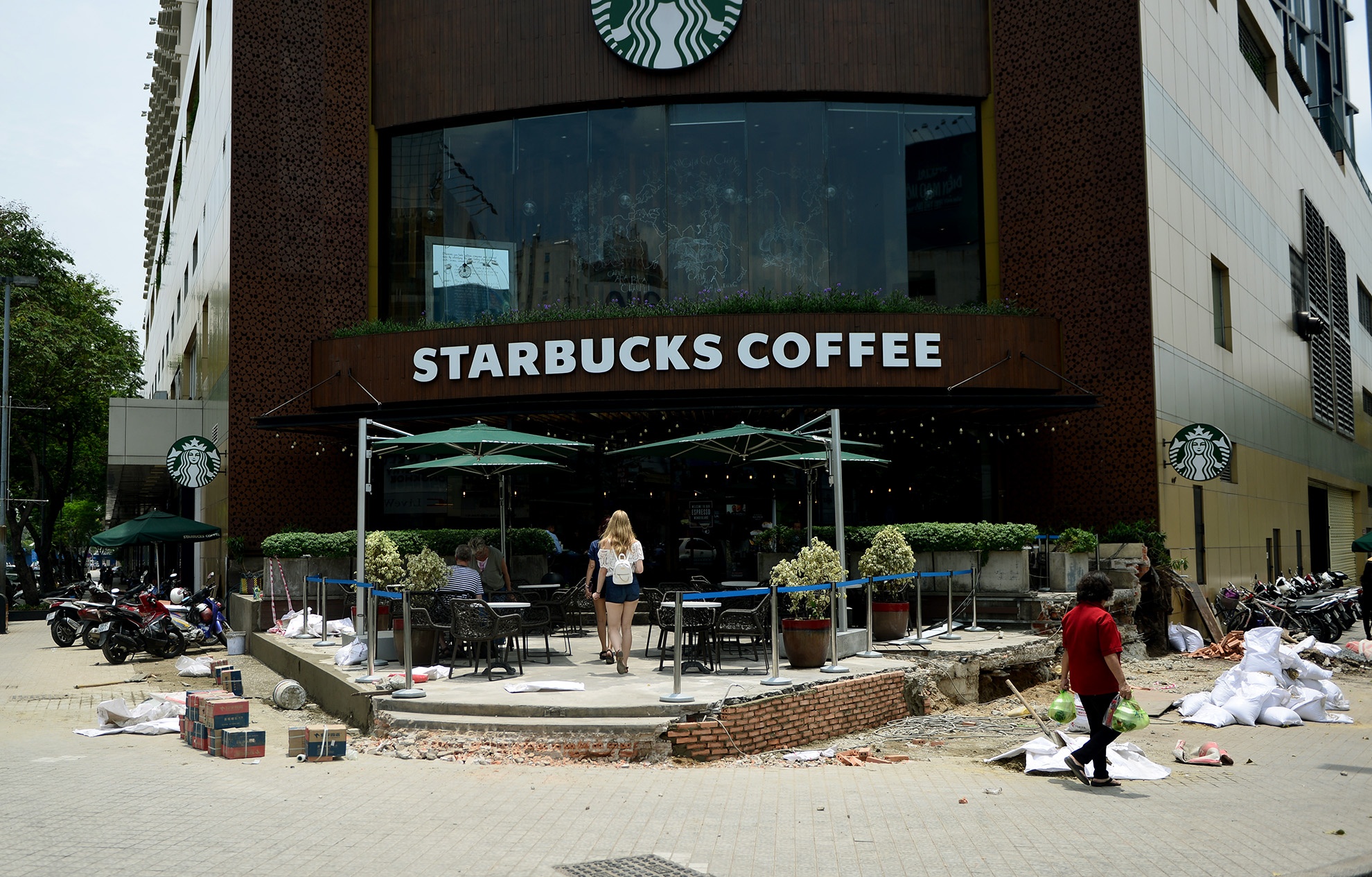 Starbucks o New World tan hoang gach da khi bi dap via he hinh anh