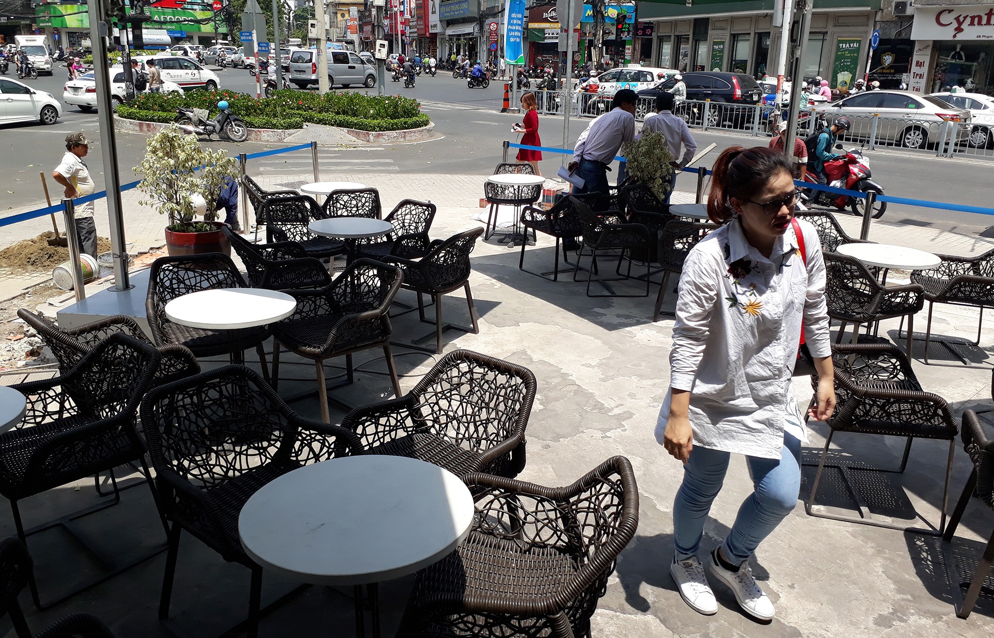 Mat tien quan ca phe tay tan hoang khi bi thao do anh 15