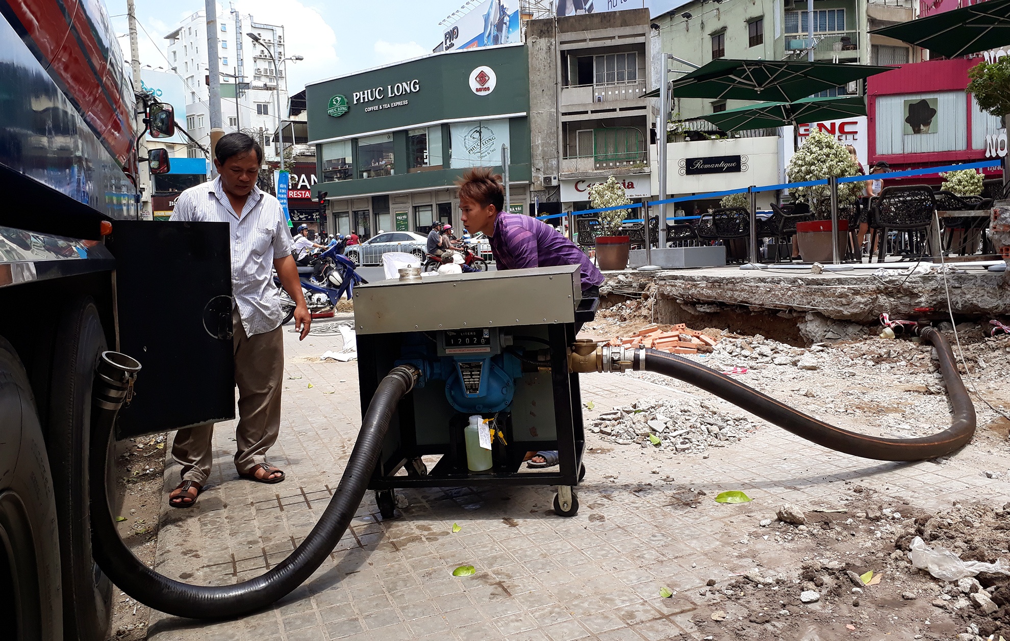 Mat tien quan ca phe tay tan hoang khi bi thao do anh 5