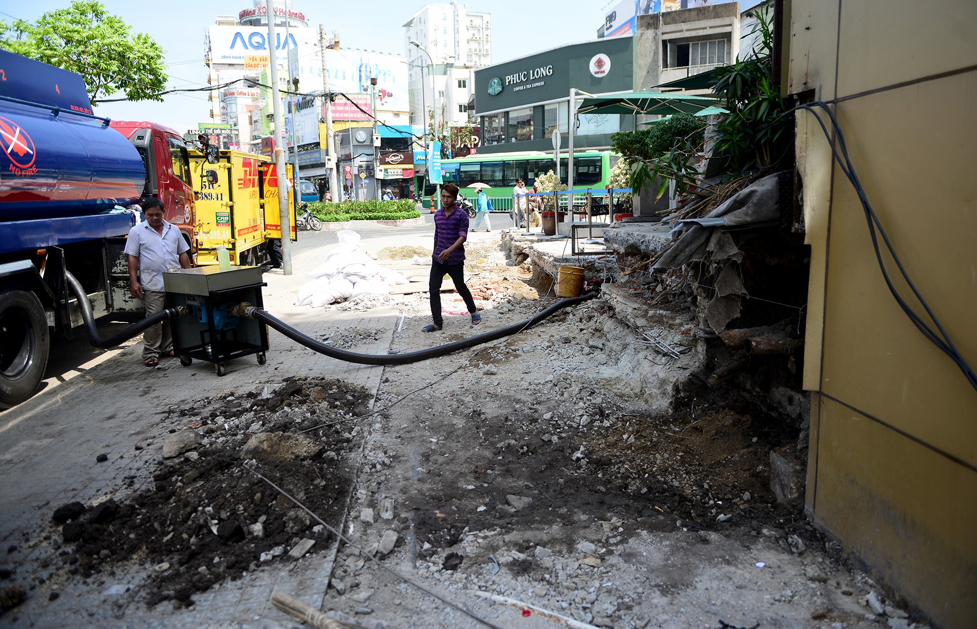 Mat tien quan ca phe tay tan hoang khi bi thao do anh 4