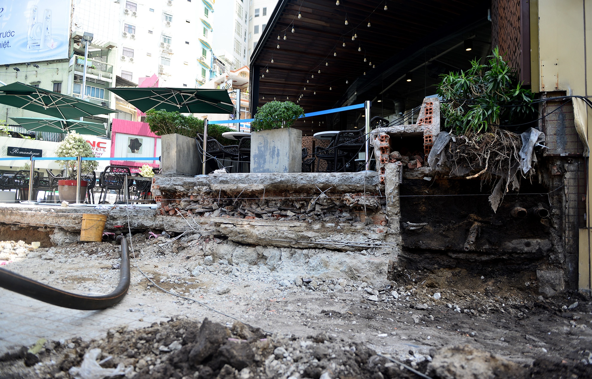 Mat tien quan ca phe tay tan hoang khi bi thao do anh 7