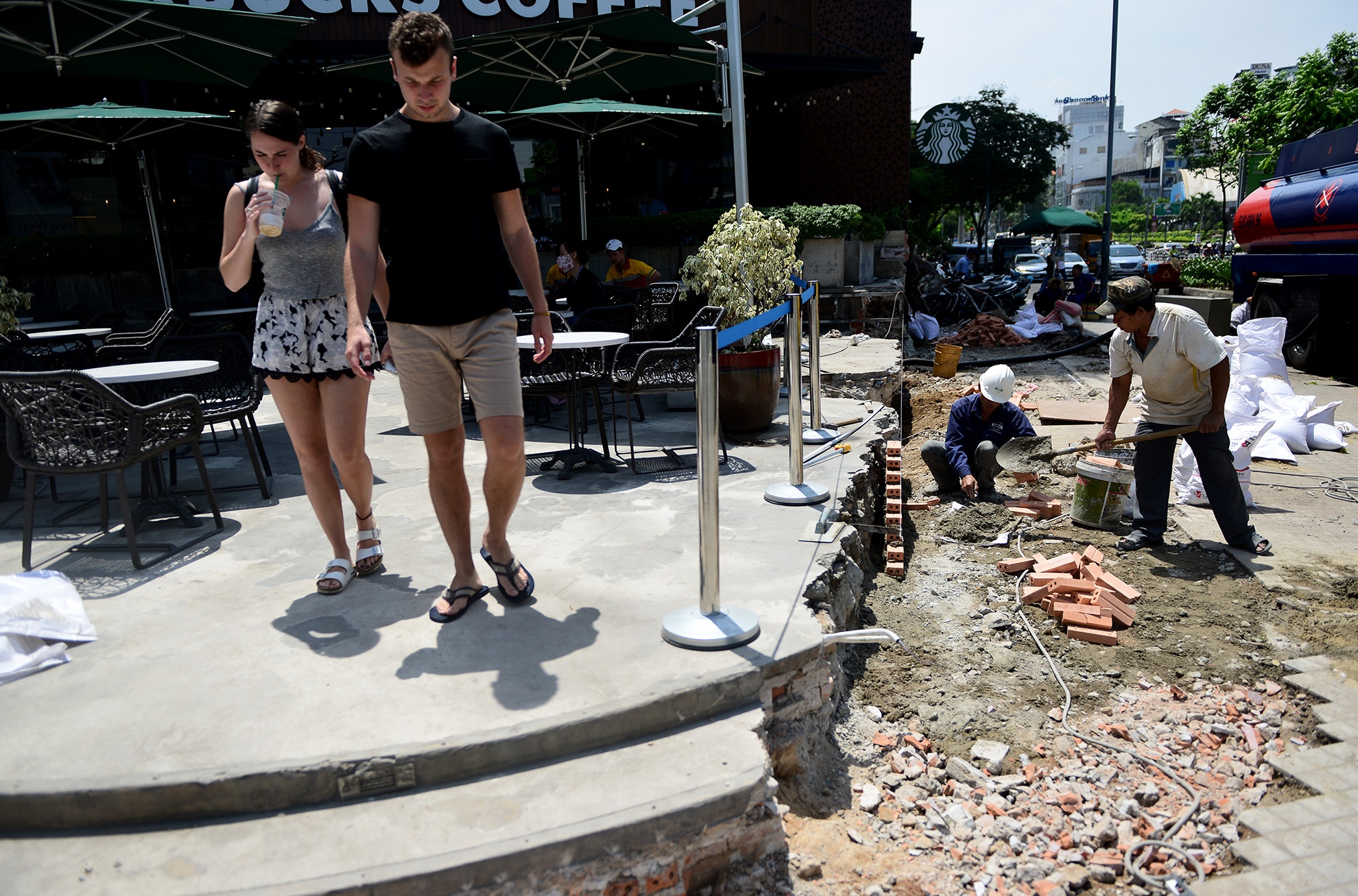 Mat tien quan ca phe tay tan hoang khi bi thao do anh 8