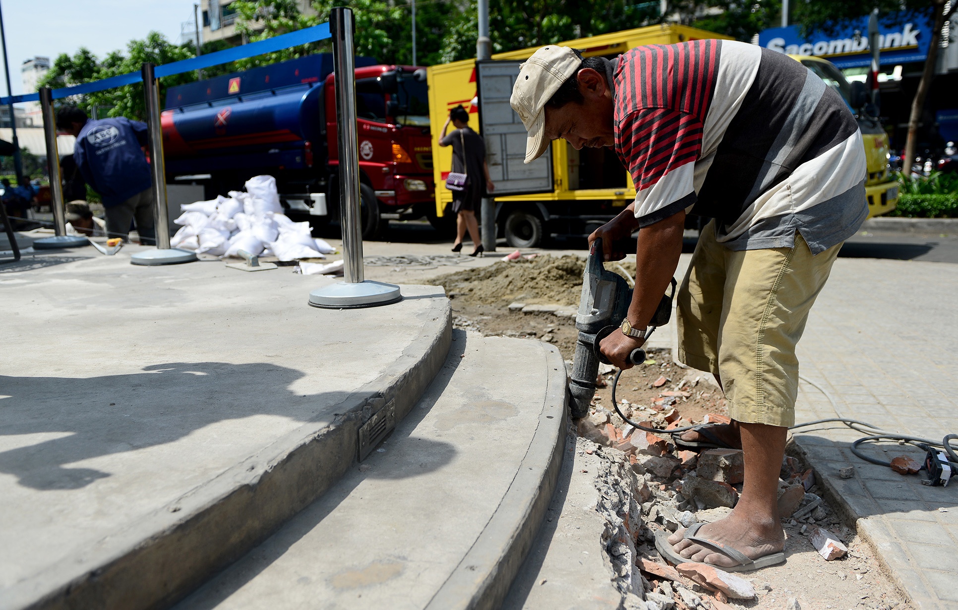 Mat tien quan ca phe tay tan hoang khi bi thao do anh 10