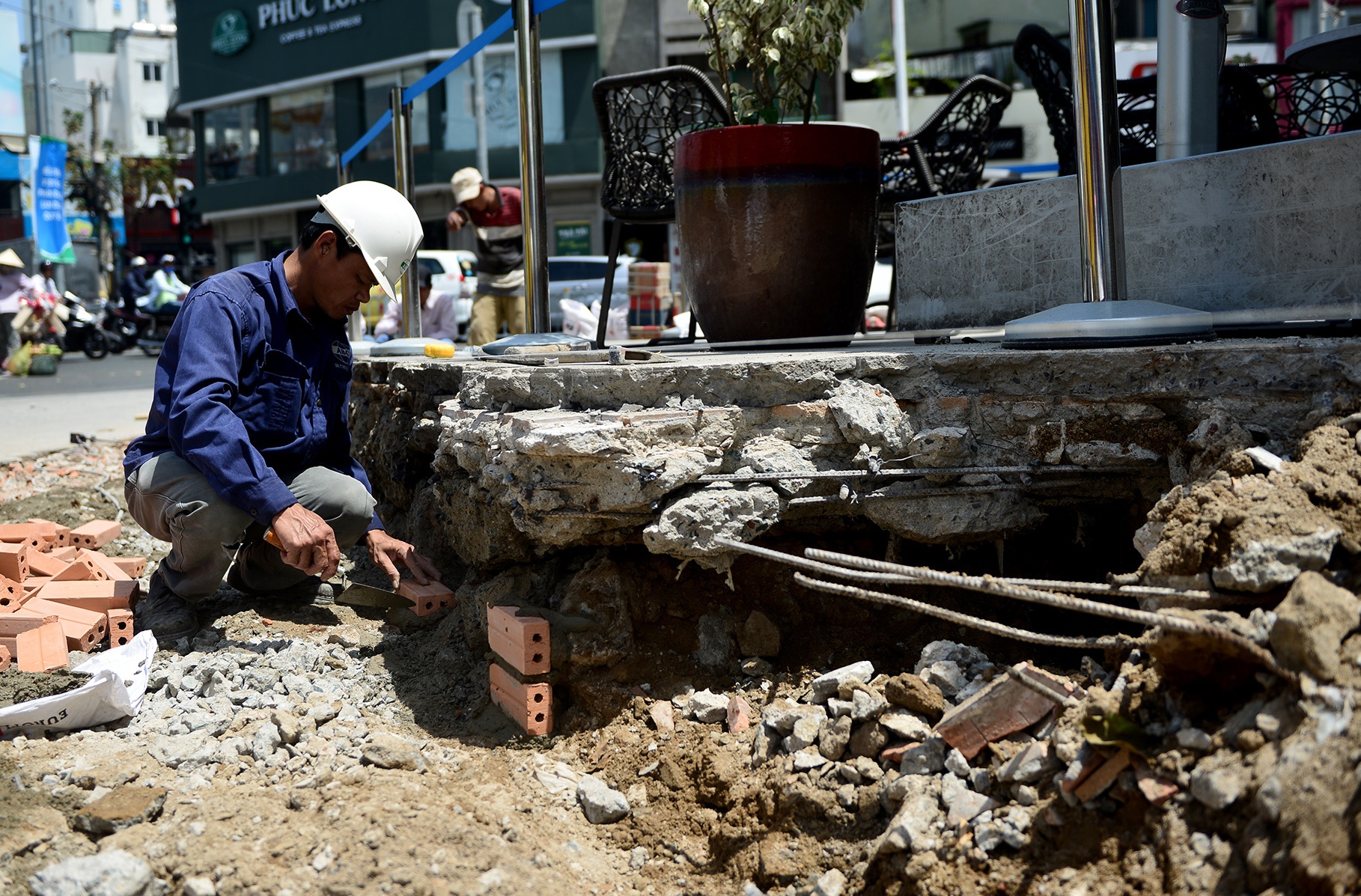 Mat tien quan ca phe tay tan hoang khi bi thao do anh 11