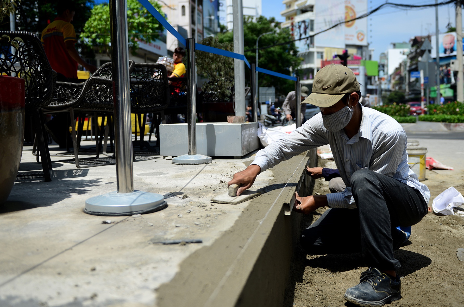 Canh lam moi via he truoc quan ca phe o Sai Gon hinh anh