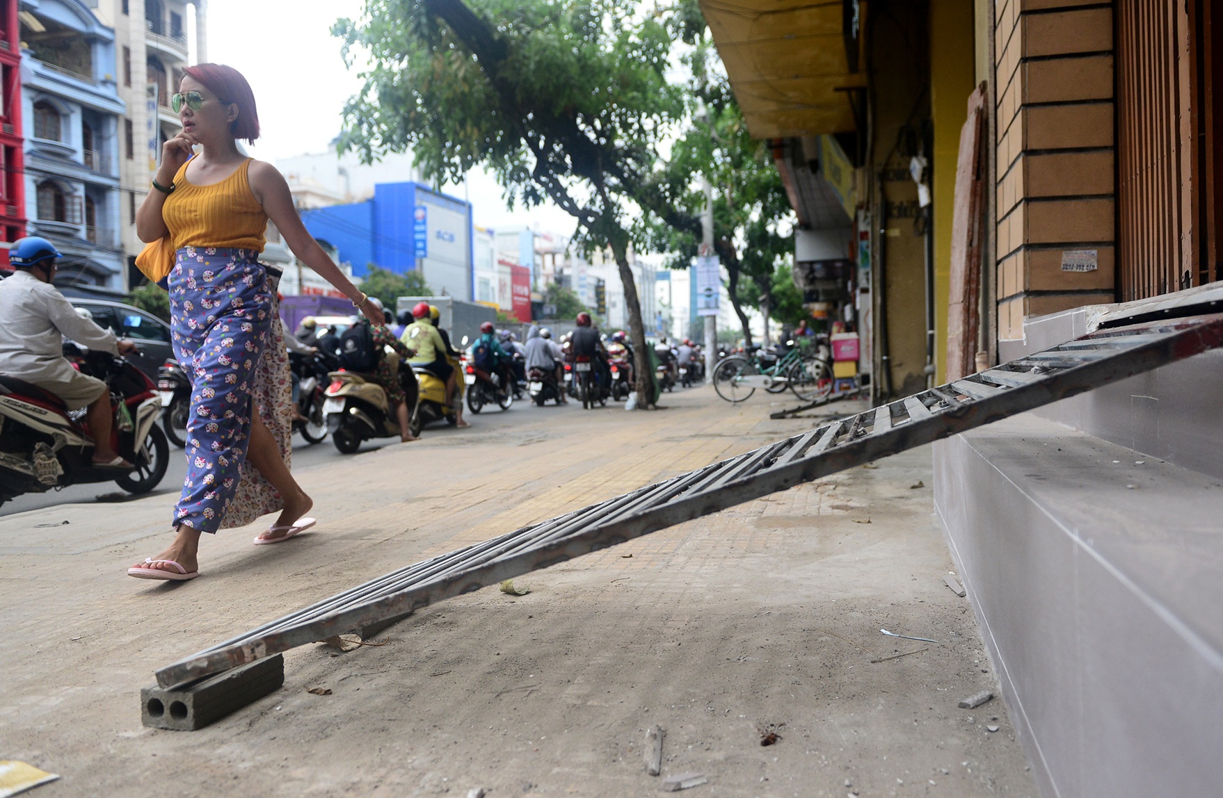 Cau dat xe banh truong tren via he Sai Gon hinh anh