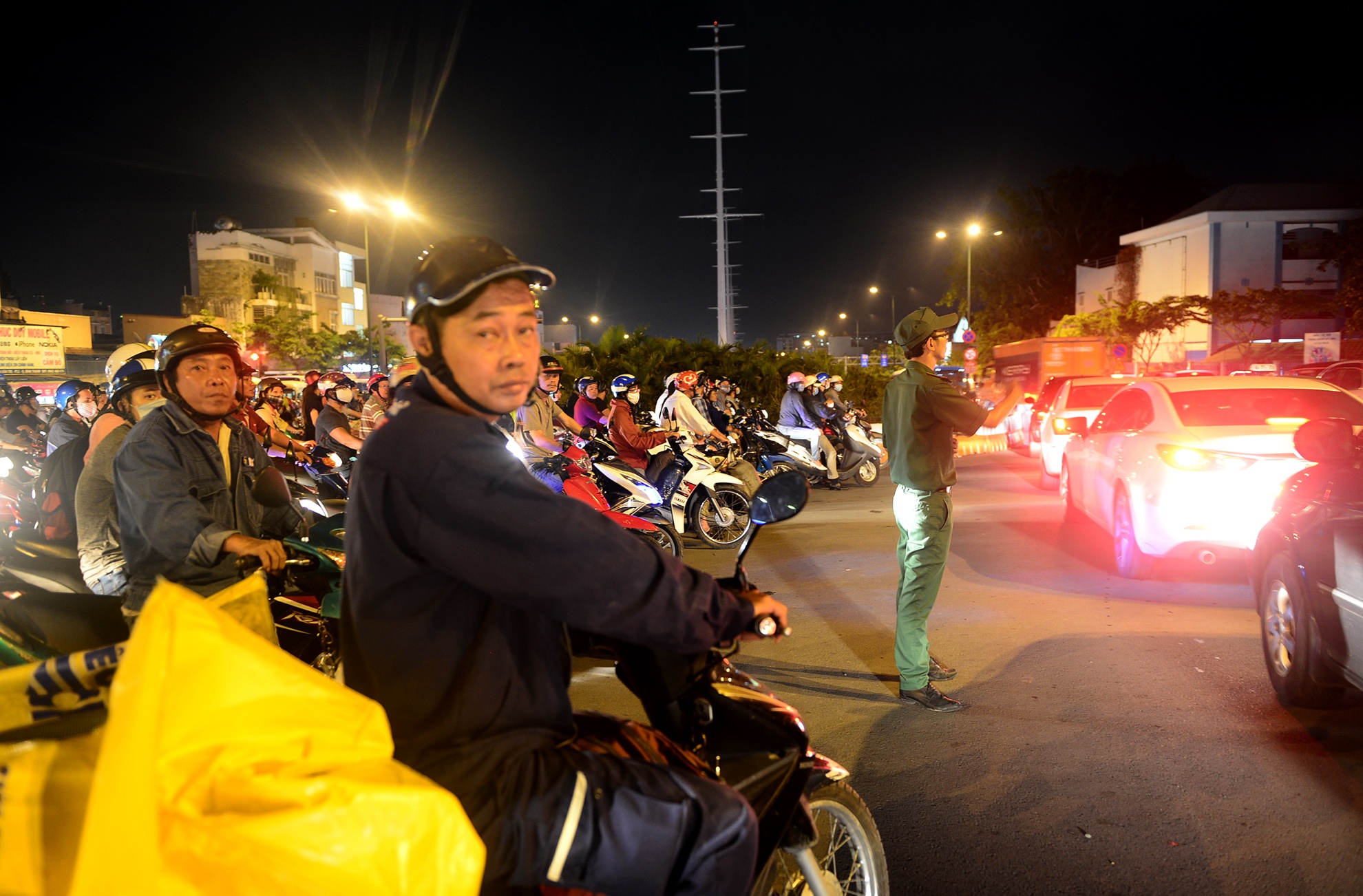 ket xe nghiem trong tren dai lo Pham Van Dong anh 10