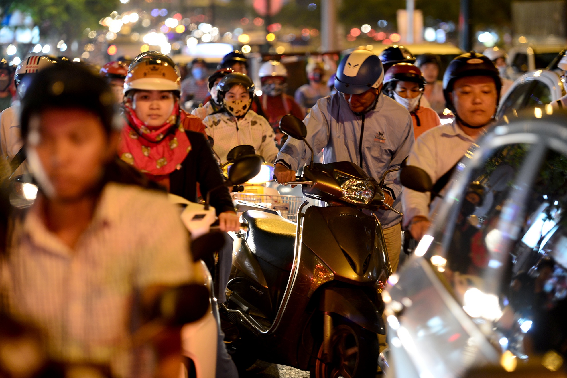 ket xe nghiem trong tren dai lo Pham Van Dong anh 13