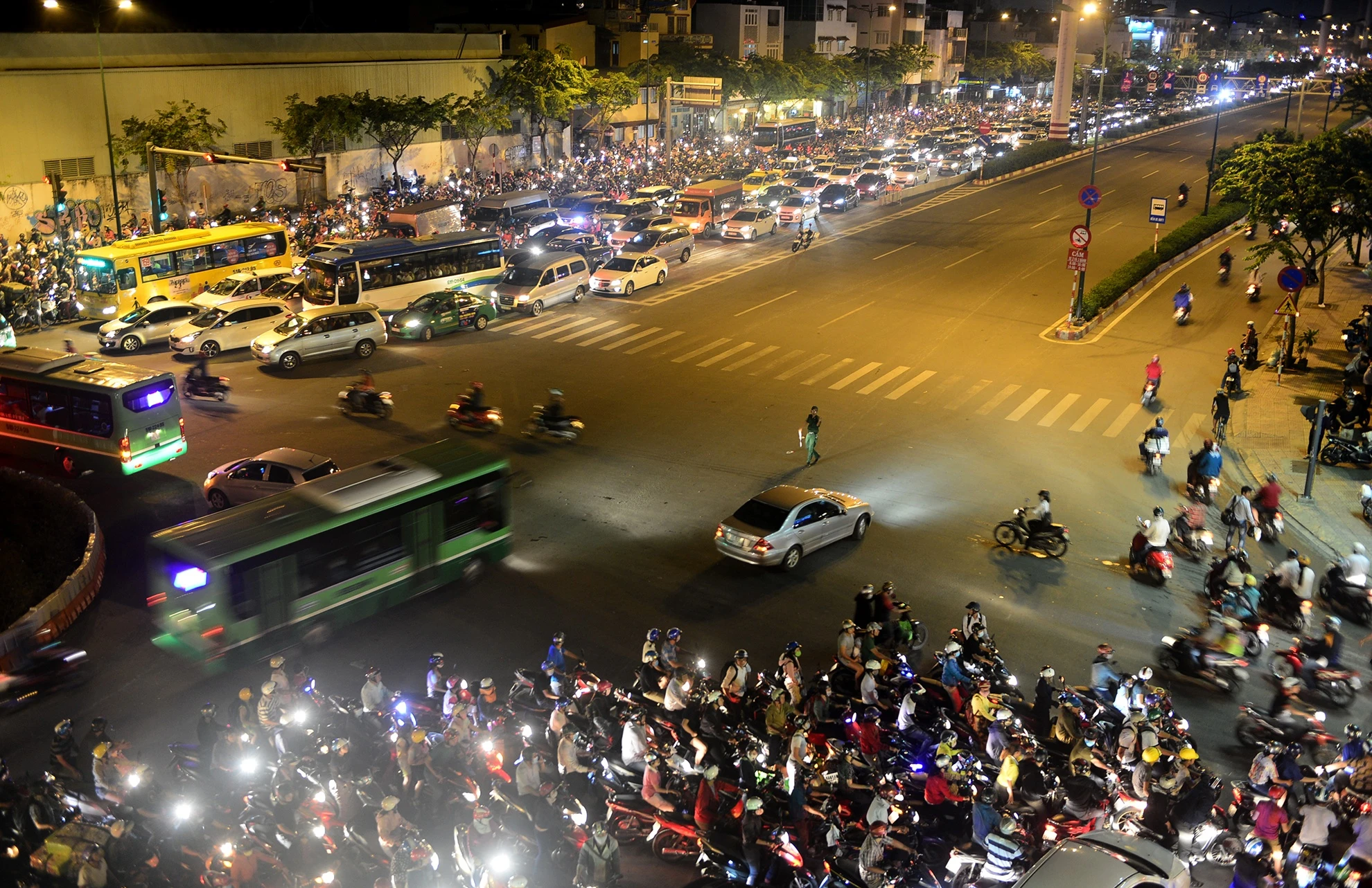 ket xe nghiem trong tren dai lo Pham Van Dong anh 16