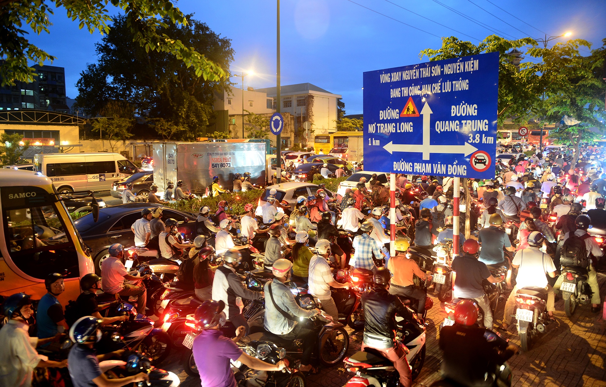 ket xe nghiem trong tren dai lo Pham Van Dong anh 1