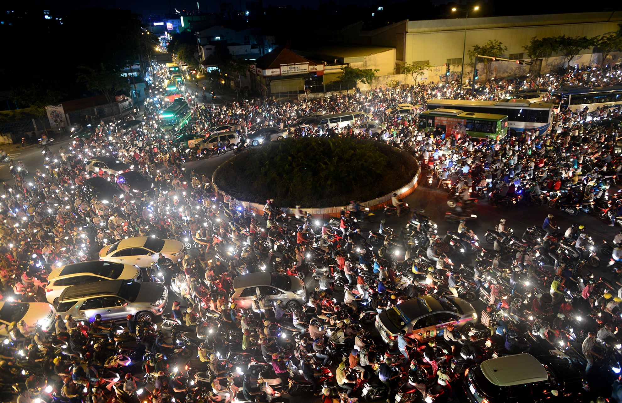 Xe co chon chan nhieu gio tren dai lo dep nhat Sai Gon hinh anh