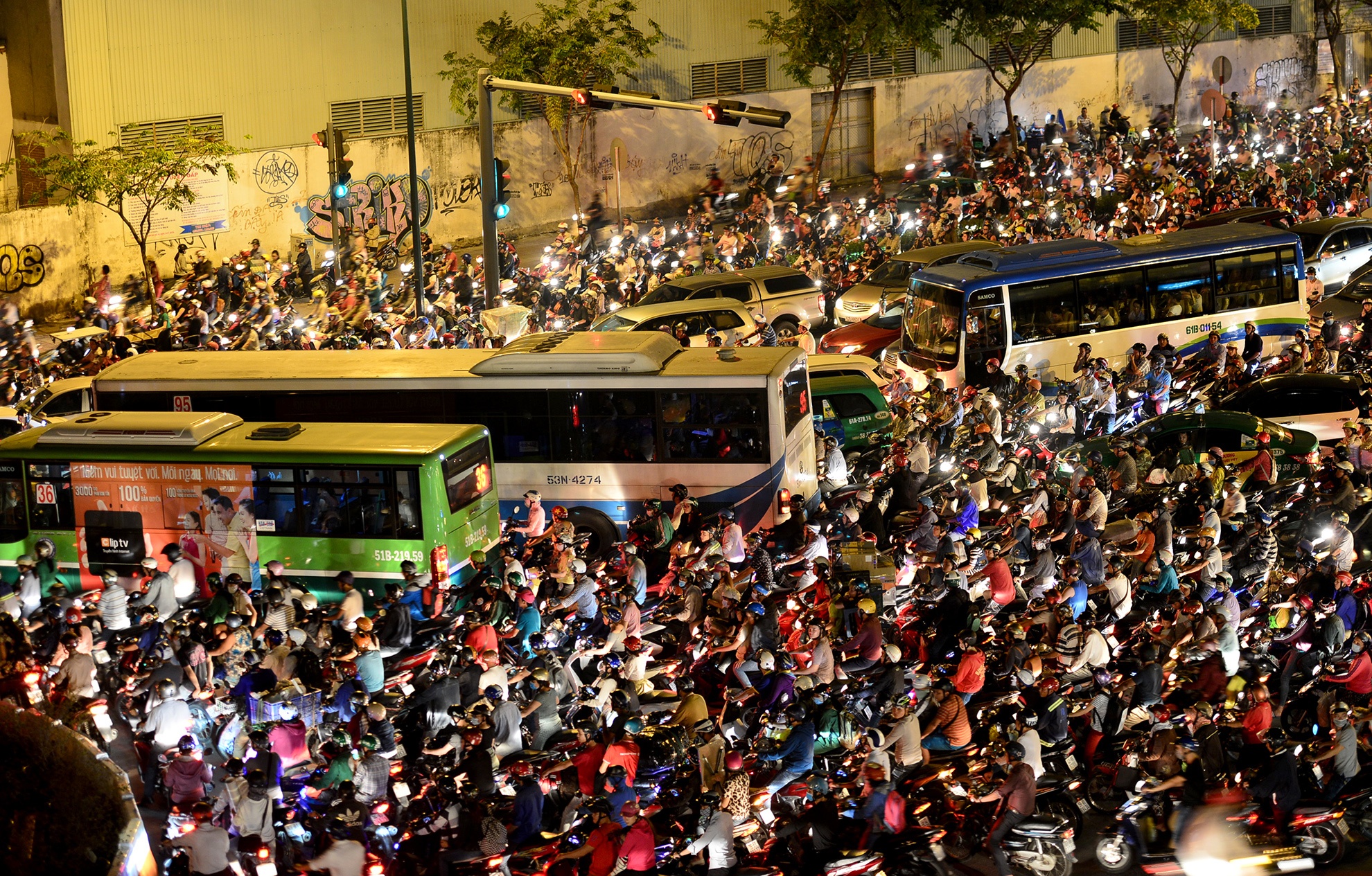 ket xe nghiem trong tren dai lo Pham Van Dong anh 3