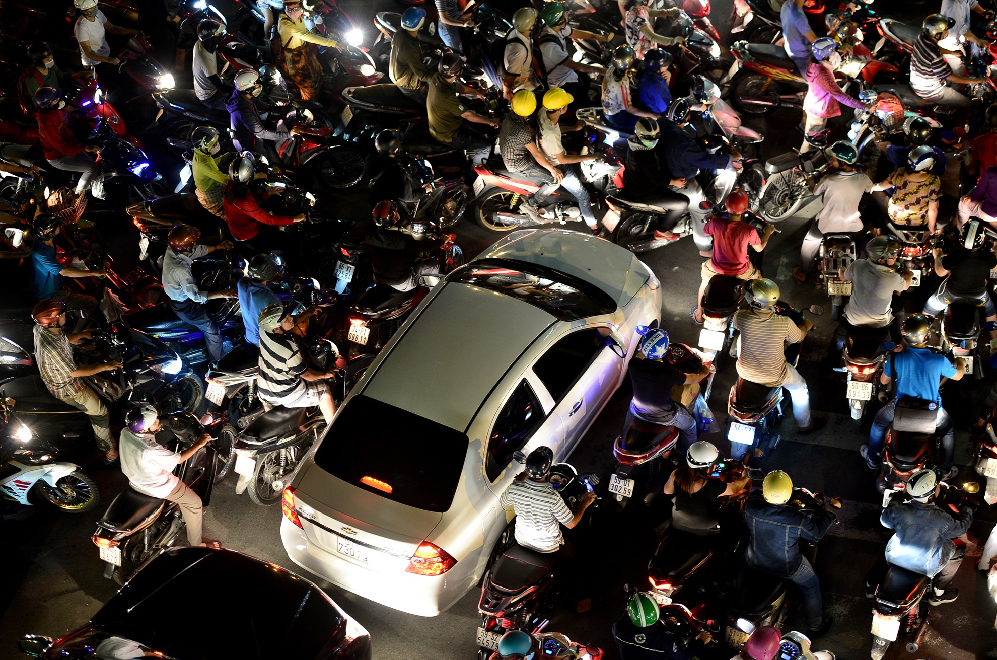 ket xe nghiem trong tren dai lo Pham Van Dong anh 4