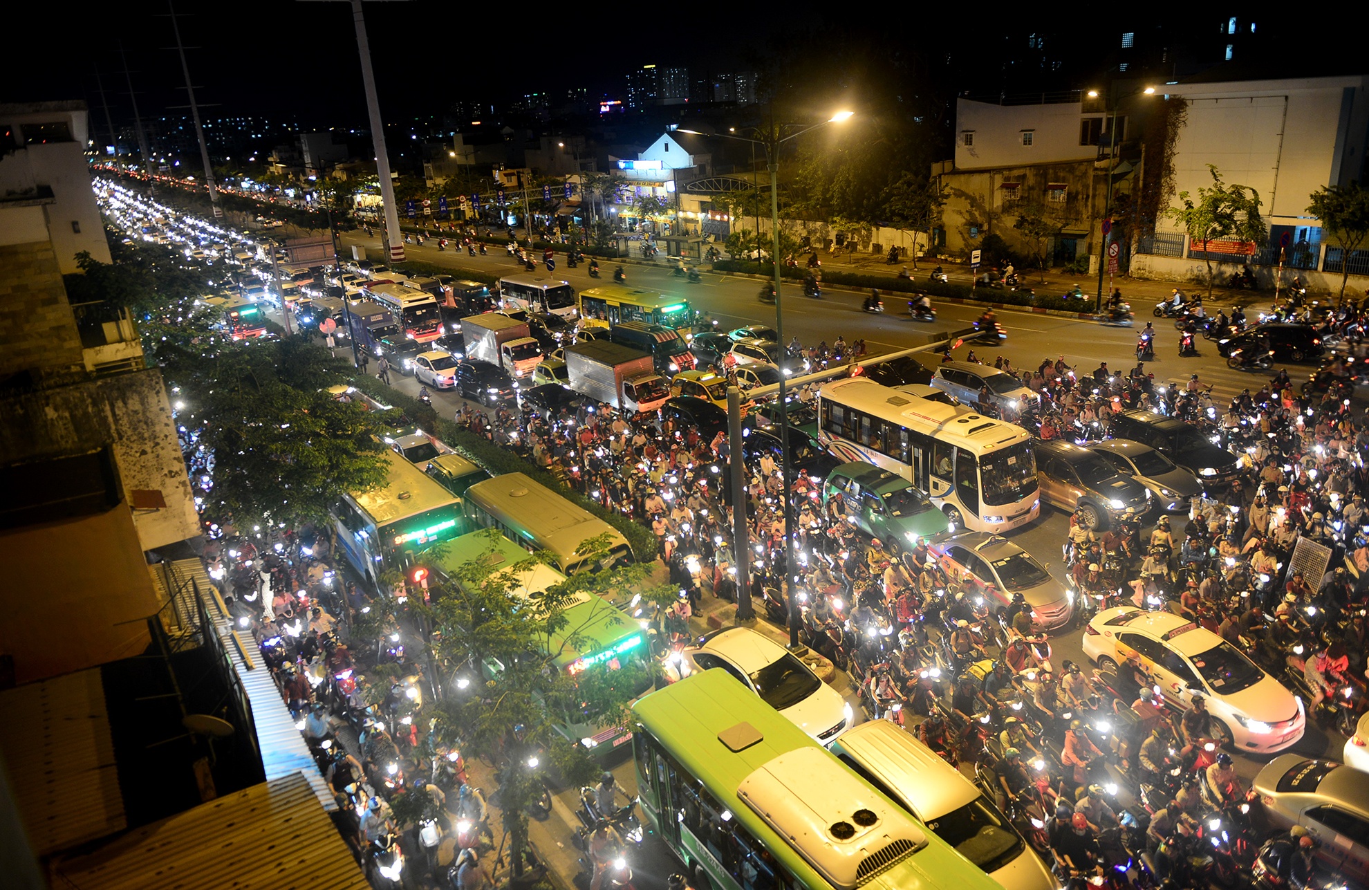 ket xe nghiem trong tren dai lo Pham Van Dong anh 5