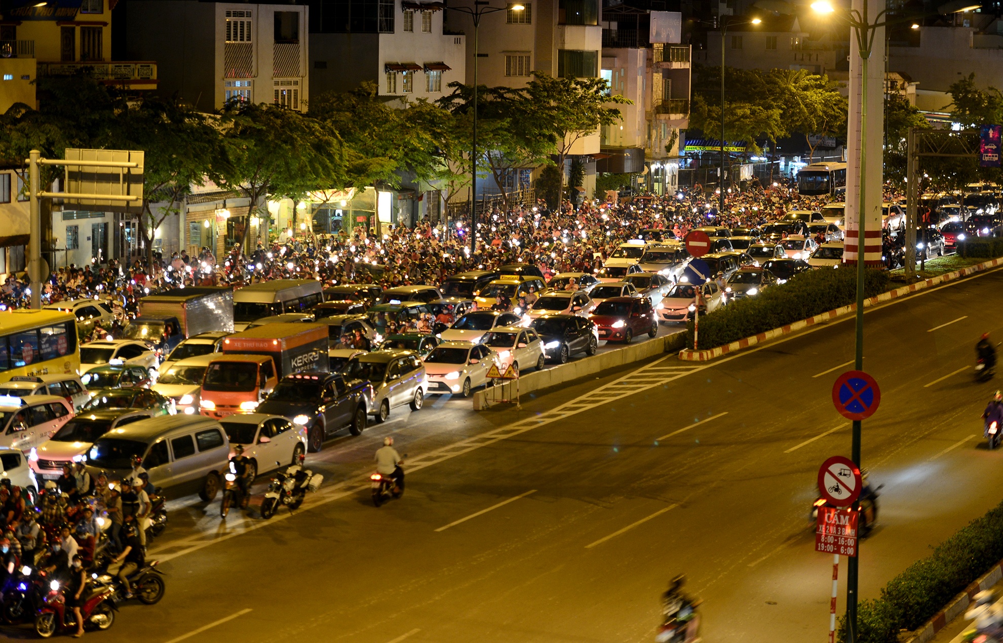 ket xe nghiem trong tren dai lo Pham Van Dong anh 6