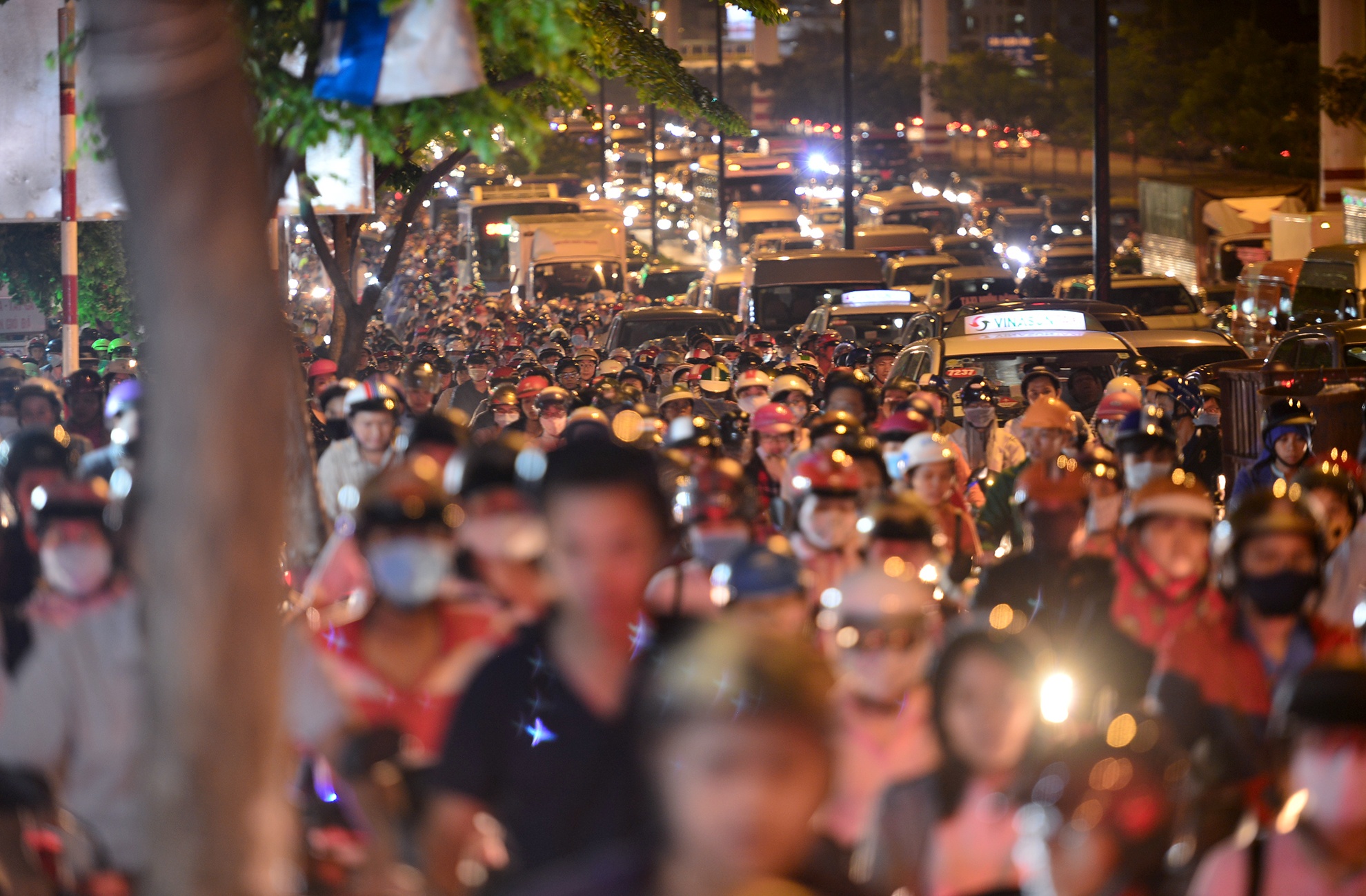 ket xe nghiem trong tren dai lo Pham Van Dong anh 8