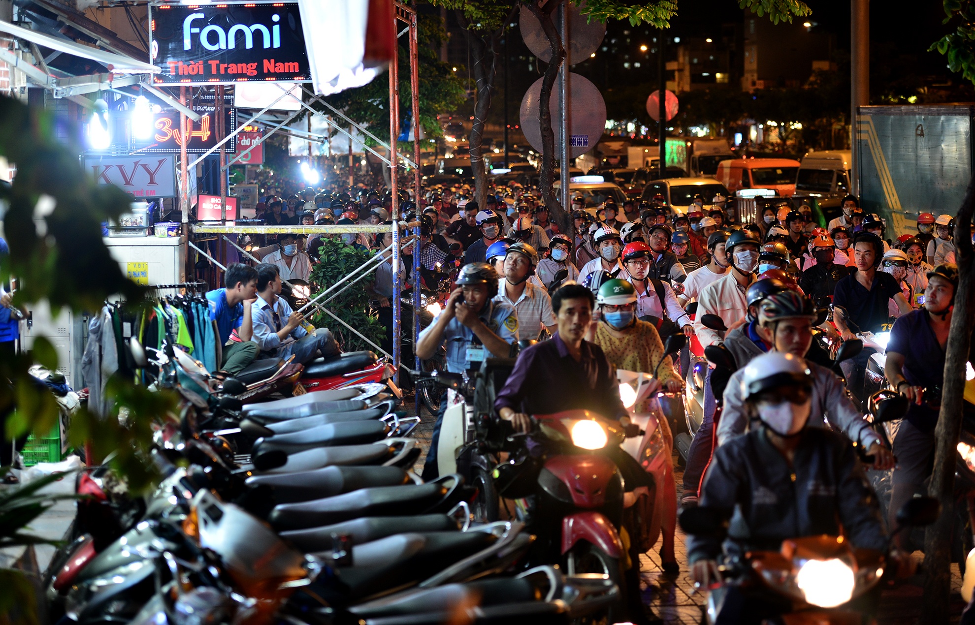 ket xe nghiem trong tren dai lo Pham Van Dong anh 9