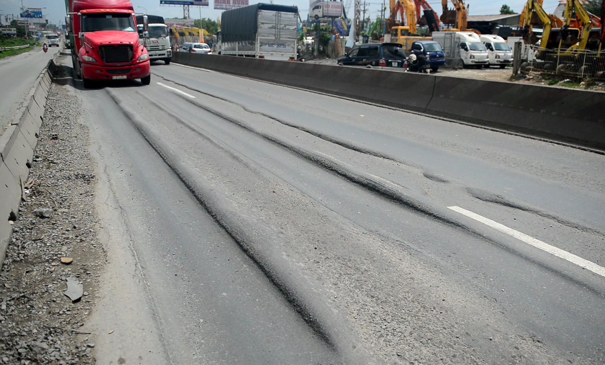 xe co chay treo banh tren duong lun o Sai Gon anh 1