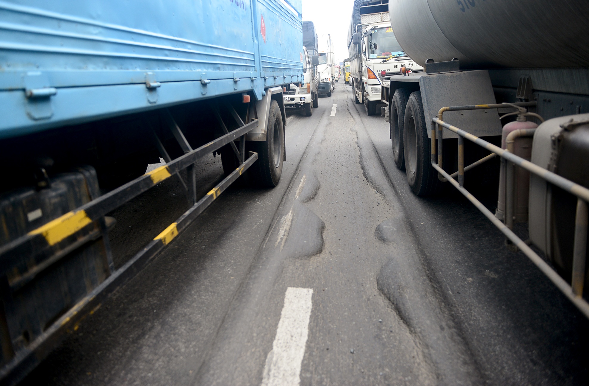 xe co chay treo banh tren duong lun o Sai Gon anh 2