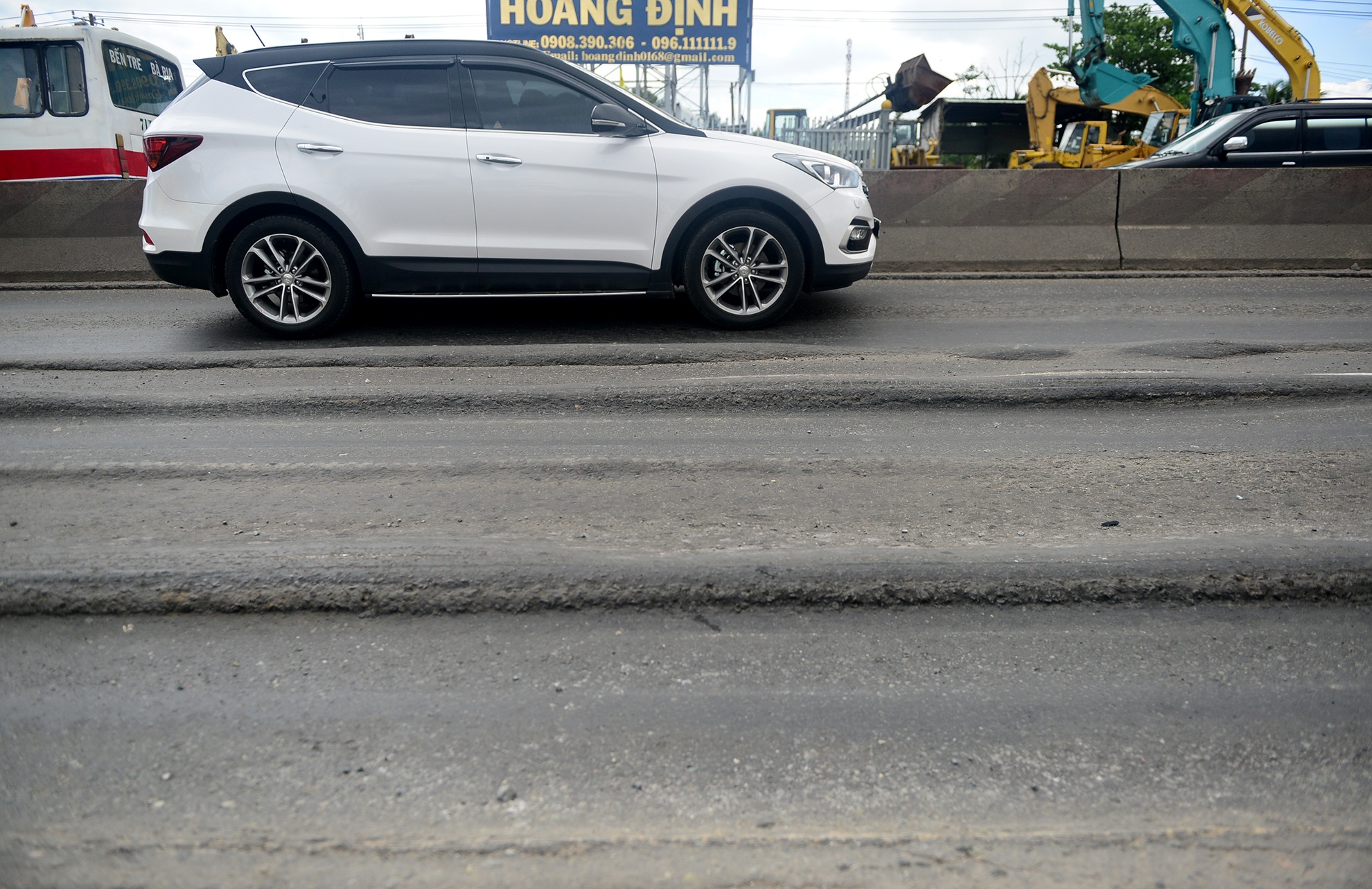 xe co chay treo banh tren duong lun o Sai Gon anh 3