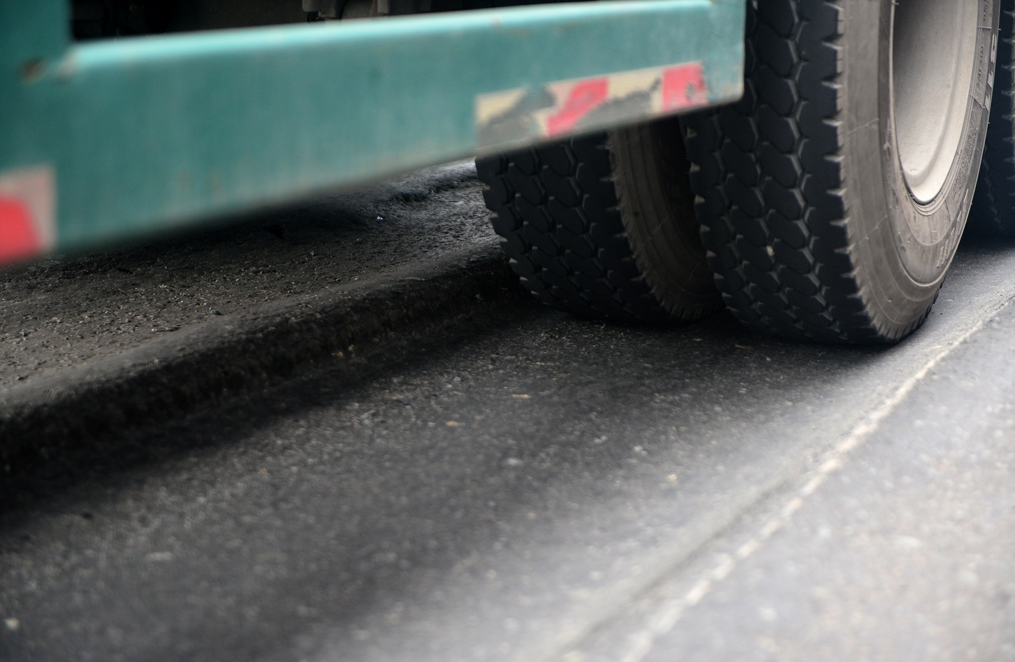 xe co chay treo banh tren duong lun o Sai Gon anh 4