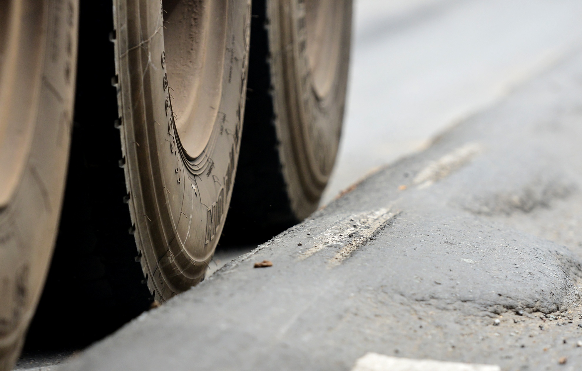 xe co chay treo banh tren duong lun o Sai Gon anh 6