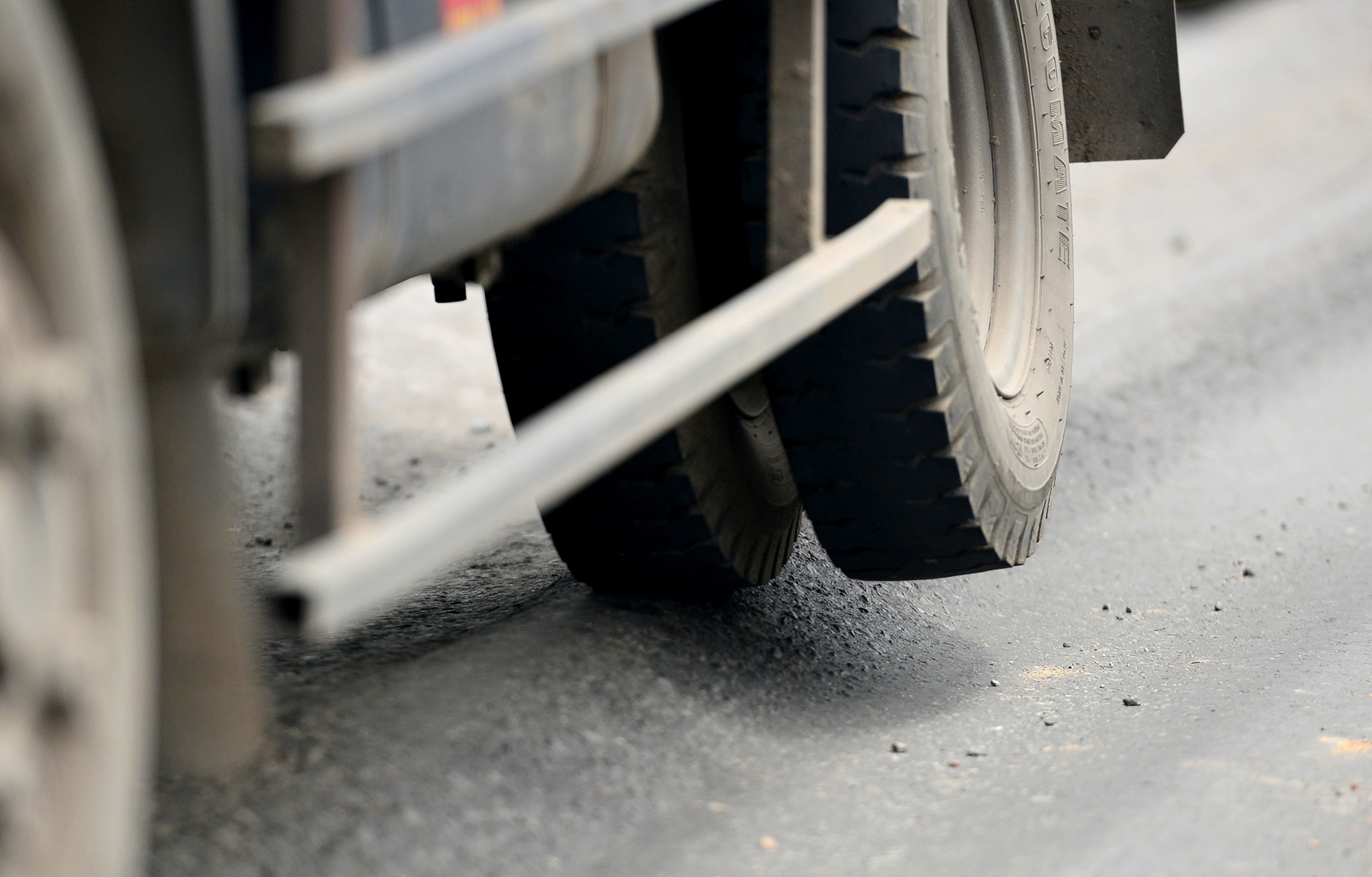 Doan duong bi lun nhu 'luong khoai' gan Sai Gon hinh anh