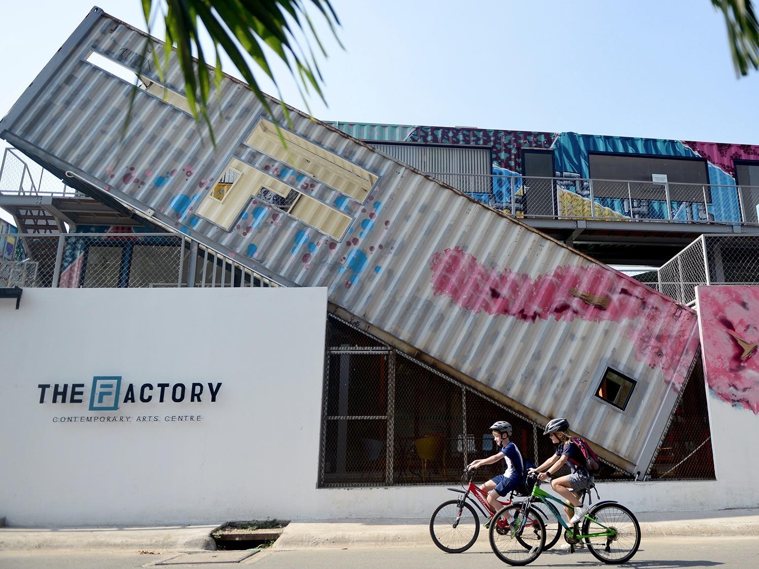 Gioi tre Sai Gon hao hung check-in khu nghe thuat bang container hinh anh