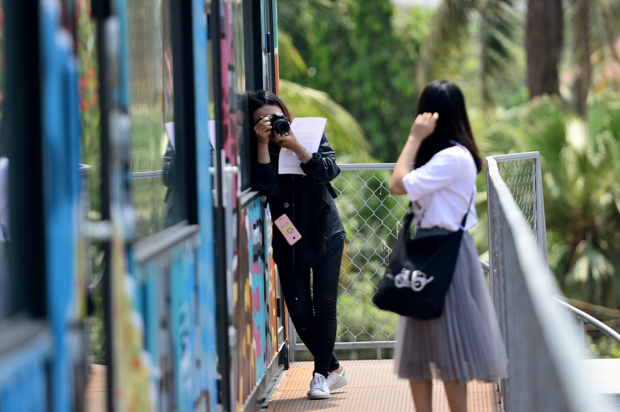 Gioi tre Sai Gon check-in khu nghe thuat doc dao bang container hinh anh