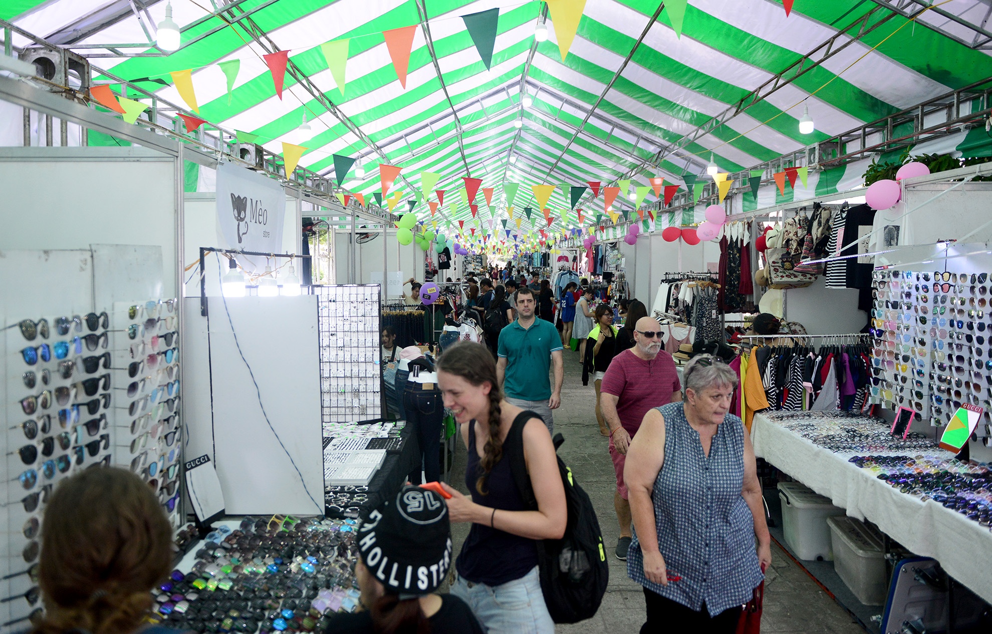 cho phien cuoi tuan trong cong vien ben Bach Dang anh 1