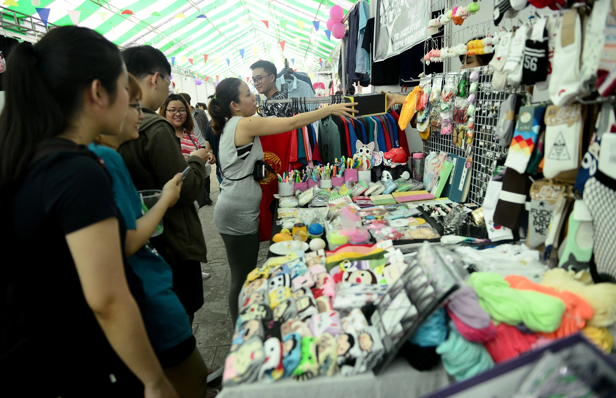 cho phien cuoi tuan trong cong vien ben Bach Dang anh 2