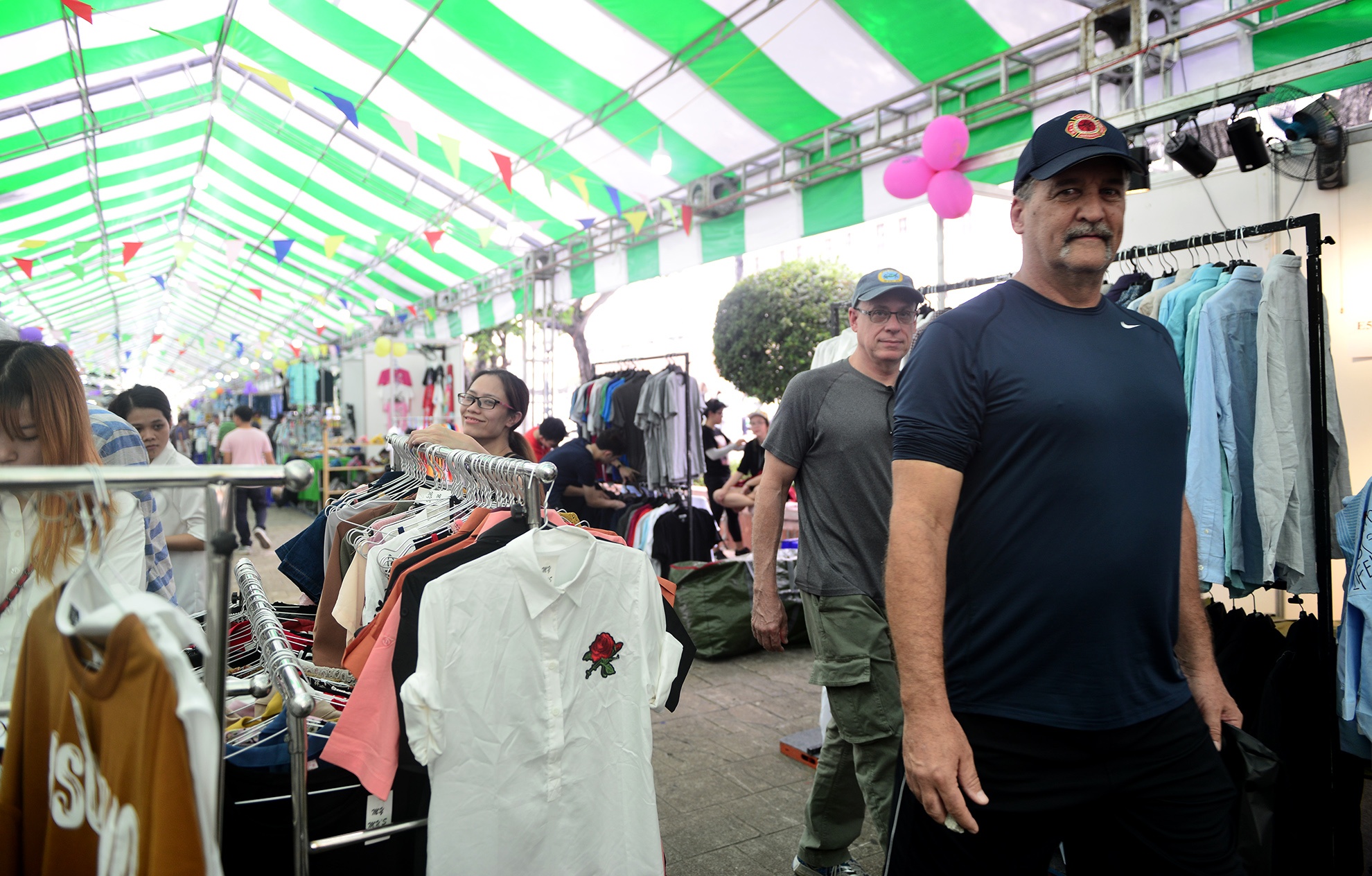 cho phien cuoi tuan trong cong vien ben Bach Dang anh 5