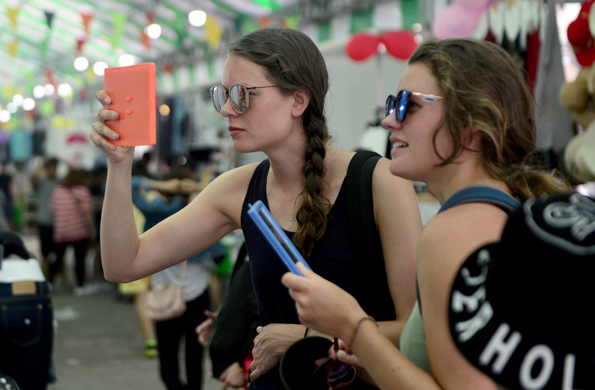 cho phien cuoi tuan trong cong vien ben Bach Dang anh 6