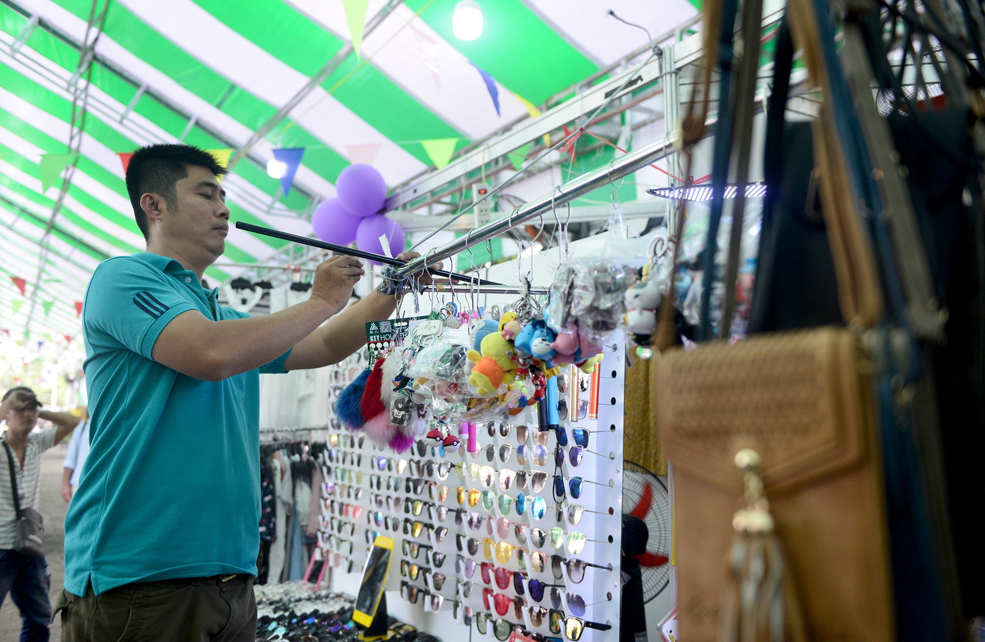 cho phien cuoi tuan trong cong vien ben Bach Dang anh 8