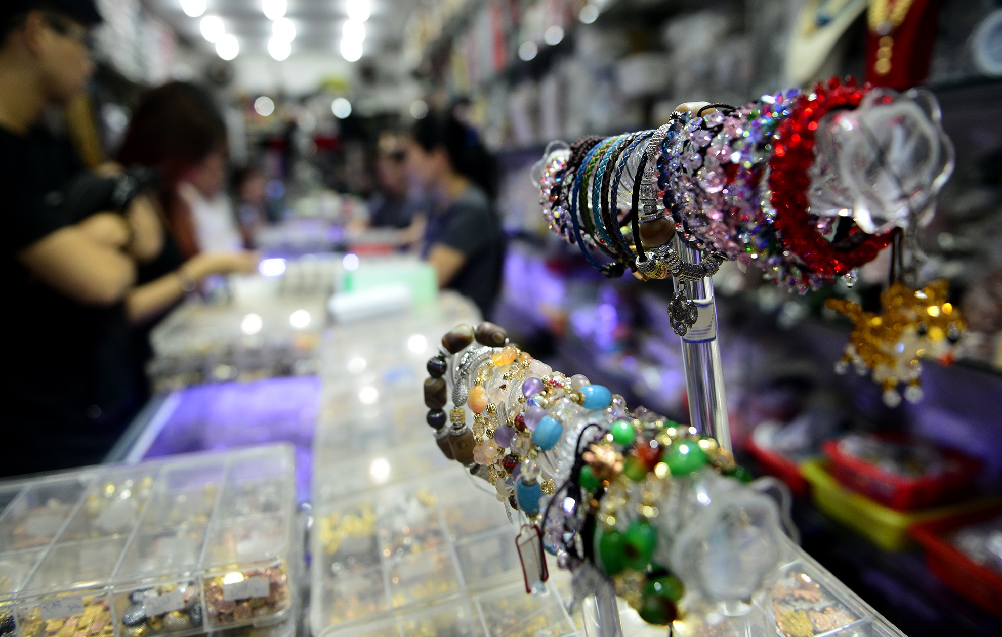 Co gi o khu pho vang truoc ngay ra mat? hinh anh