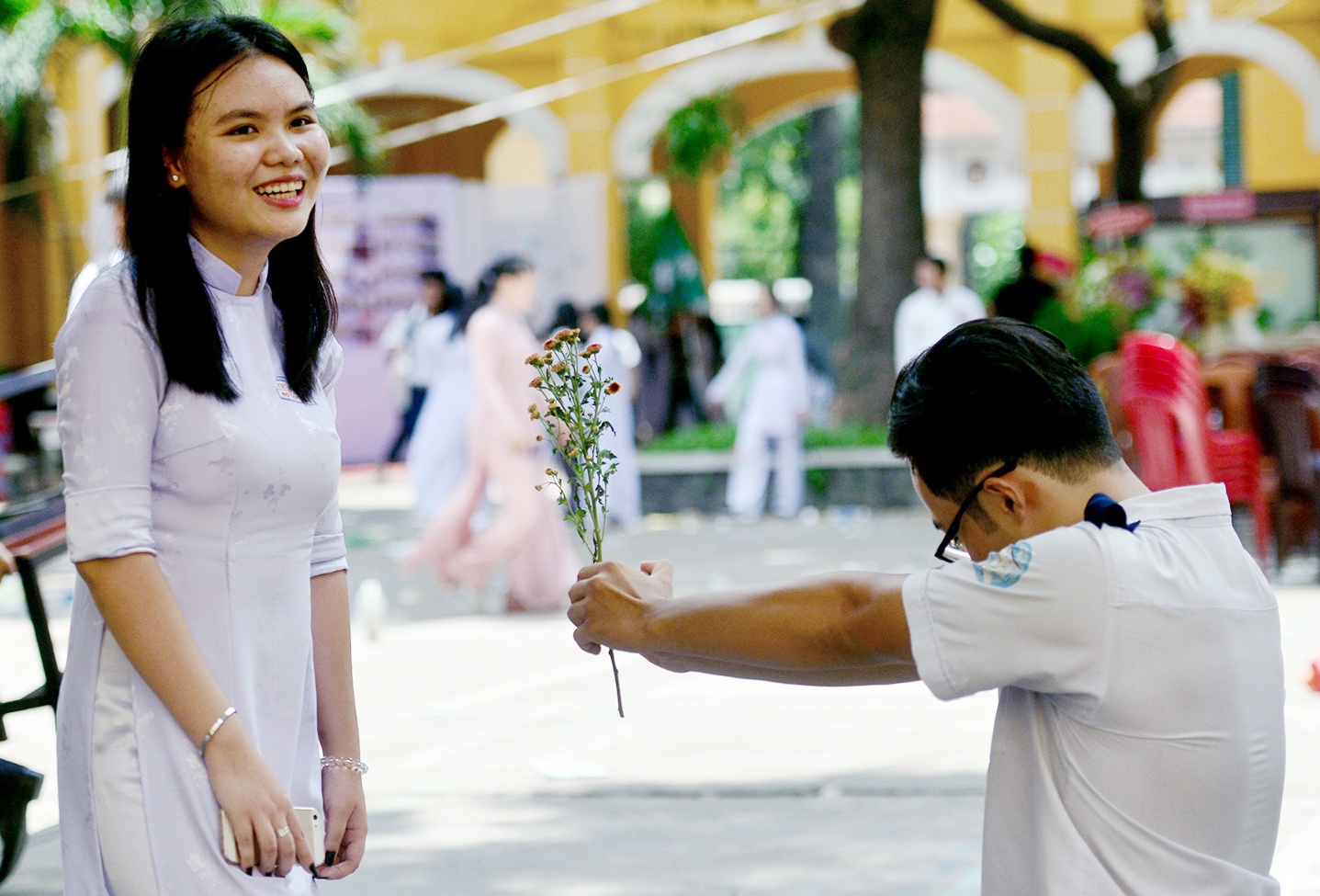 tri an thay co ngay ra truong anh 11