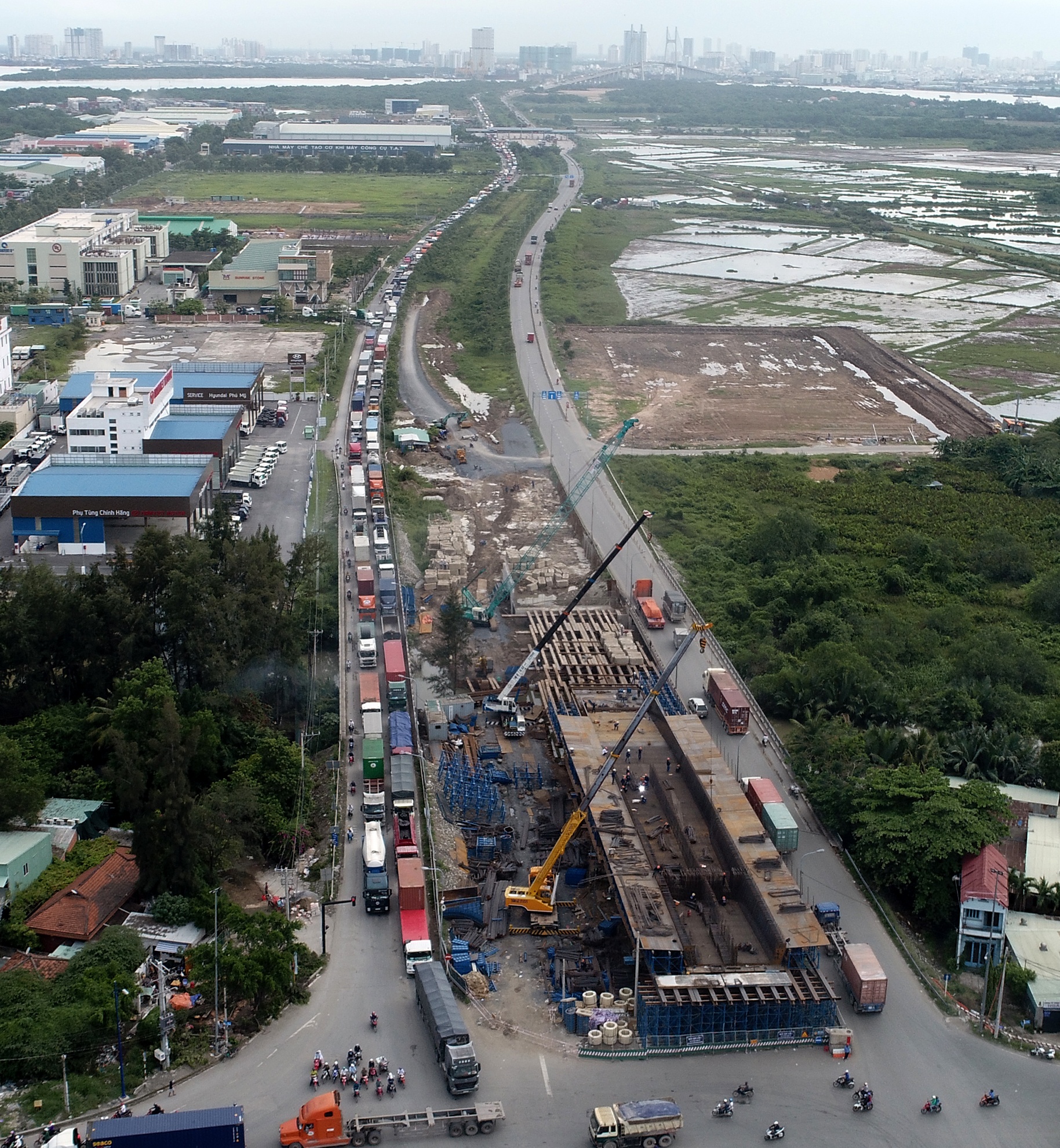 xe co bo qua cau Phu My anh 13