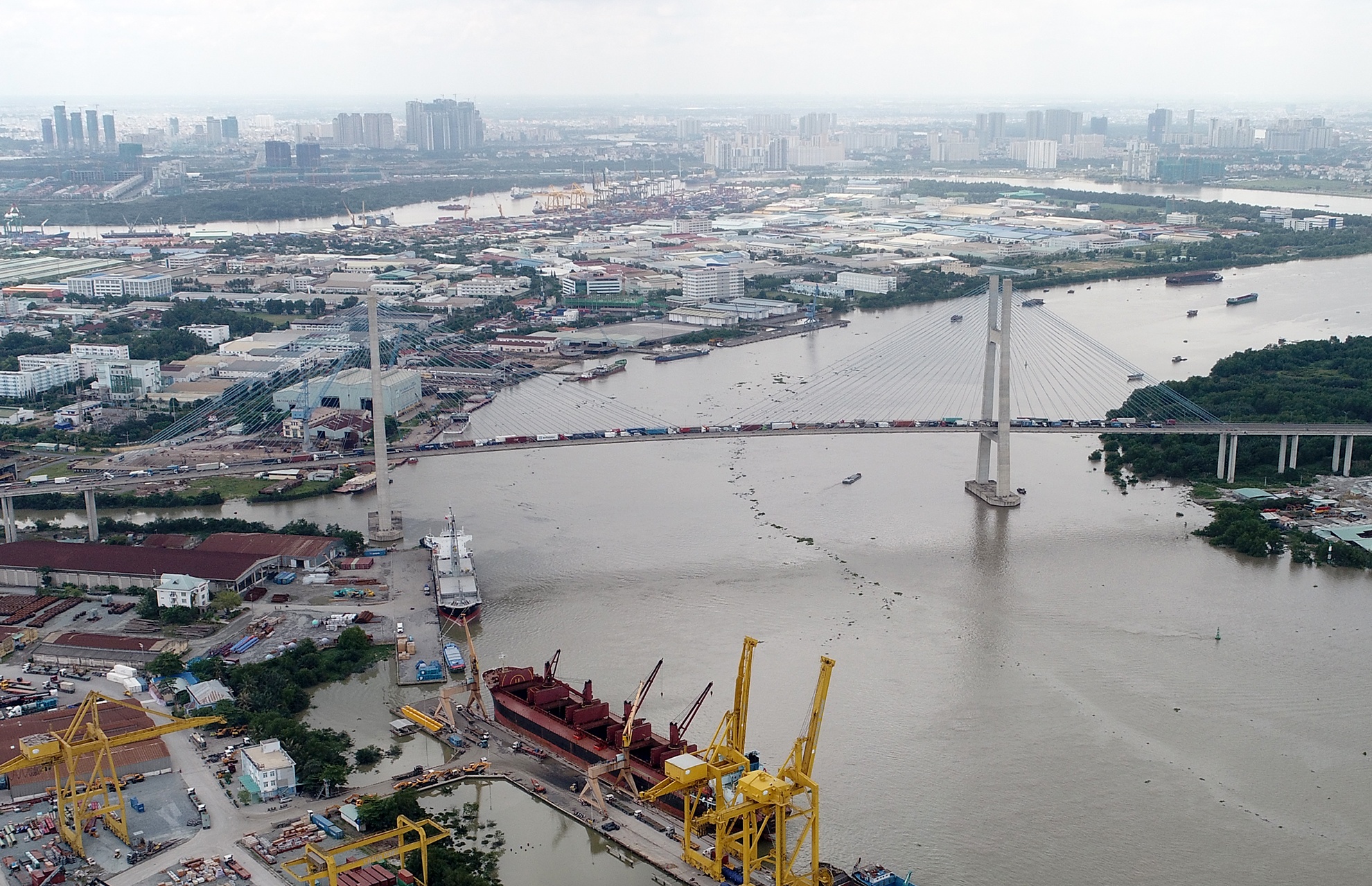 xe co bo qua cau Phu My anh 1