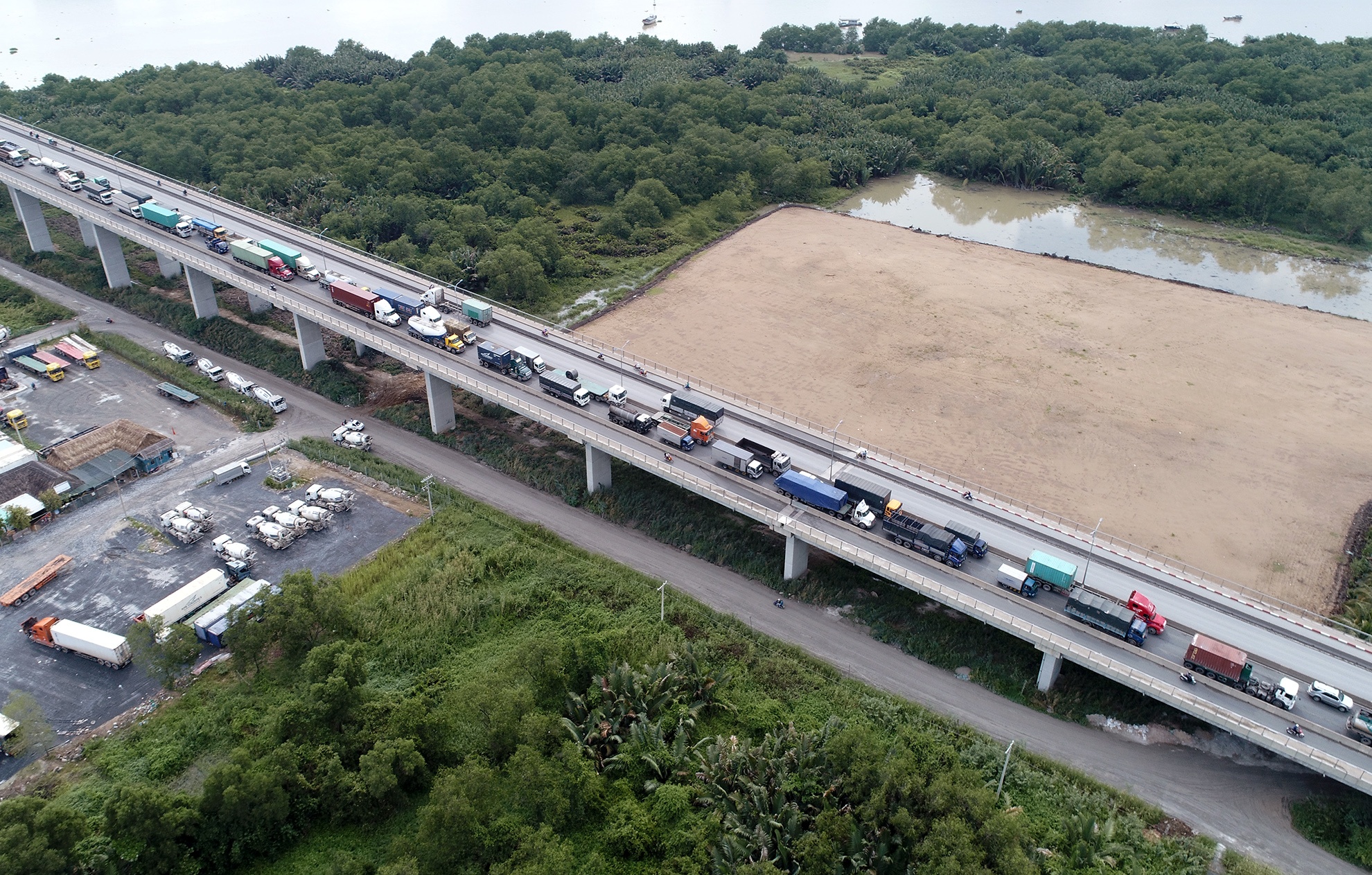 xe co bo qua cau Phu My anh 5