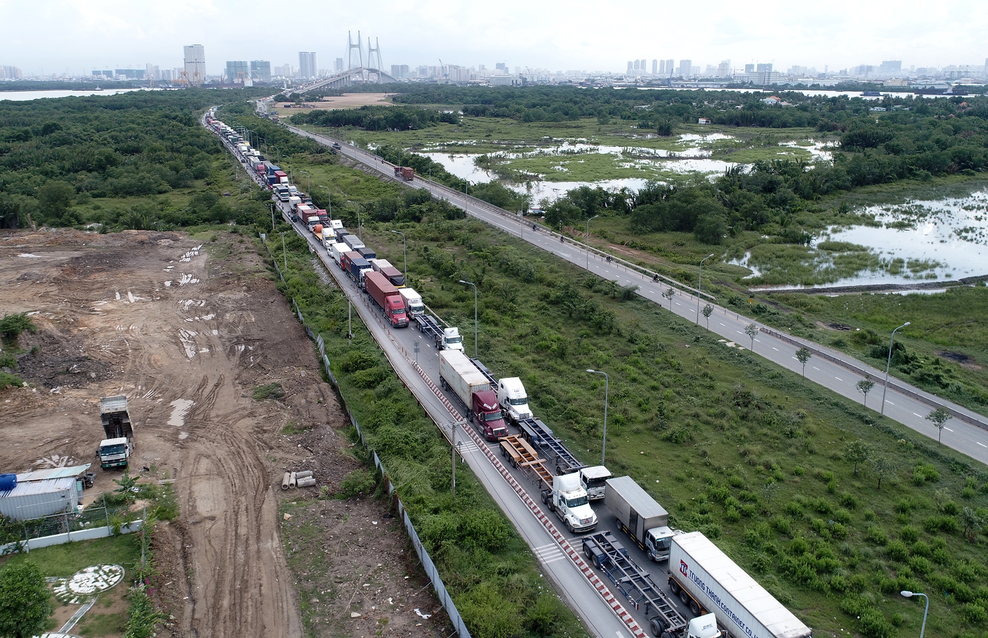 xe co bo qua cau Phu My anh 9