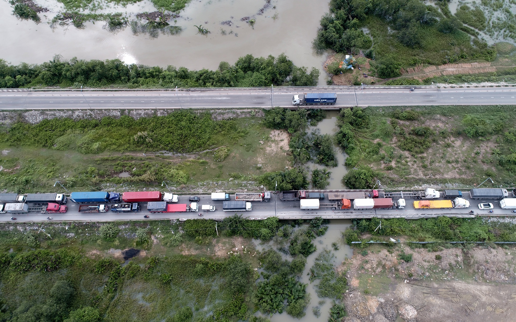 xe co bo qua cau Phu My anh 10