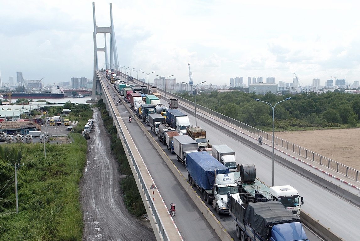 Oto noi duoi hang km qua cau day vang lon nhat Sai Gon hinh anh