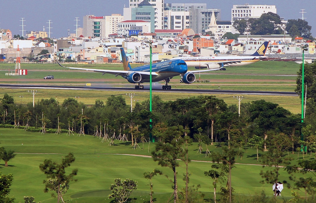 Can canh san golf sat duong bang Tan Son Nhat hinh anh