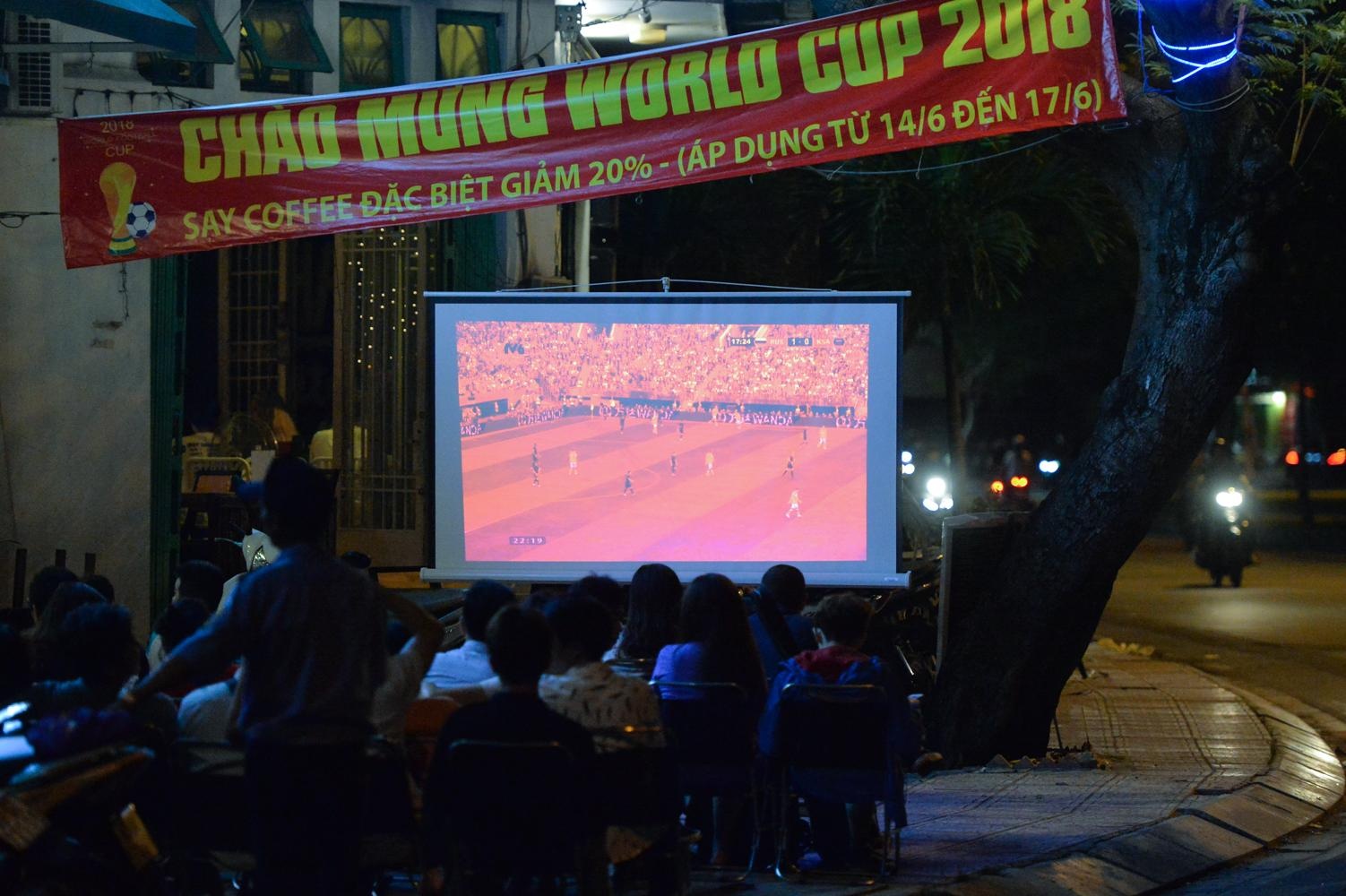 nguoi ham mo xem bong da World Cup o Sai Gon anh 4