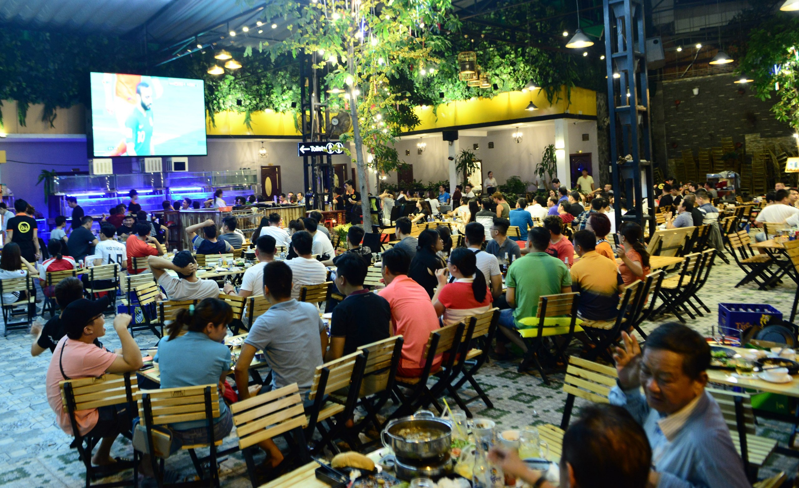 nguoi ham mo xem bong da World Cup o Sai Gon anh 10