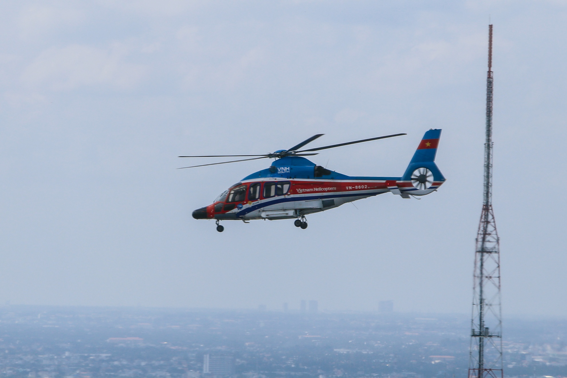 truc thang dap xuong toa nha cao tang anh 1