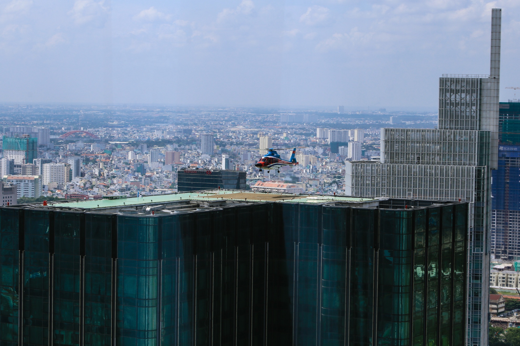 truc thang dap xuong toa nha cao tang anh 3