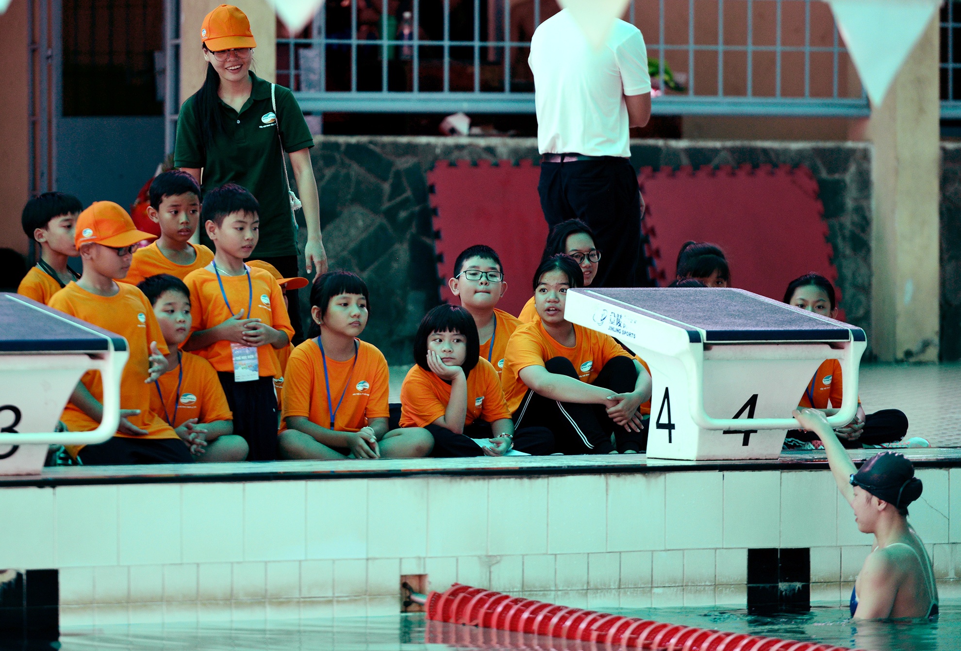 Anh Vien tap ky nang boi cho tre em Sai Gon anh 3