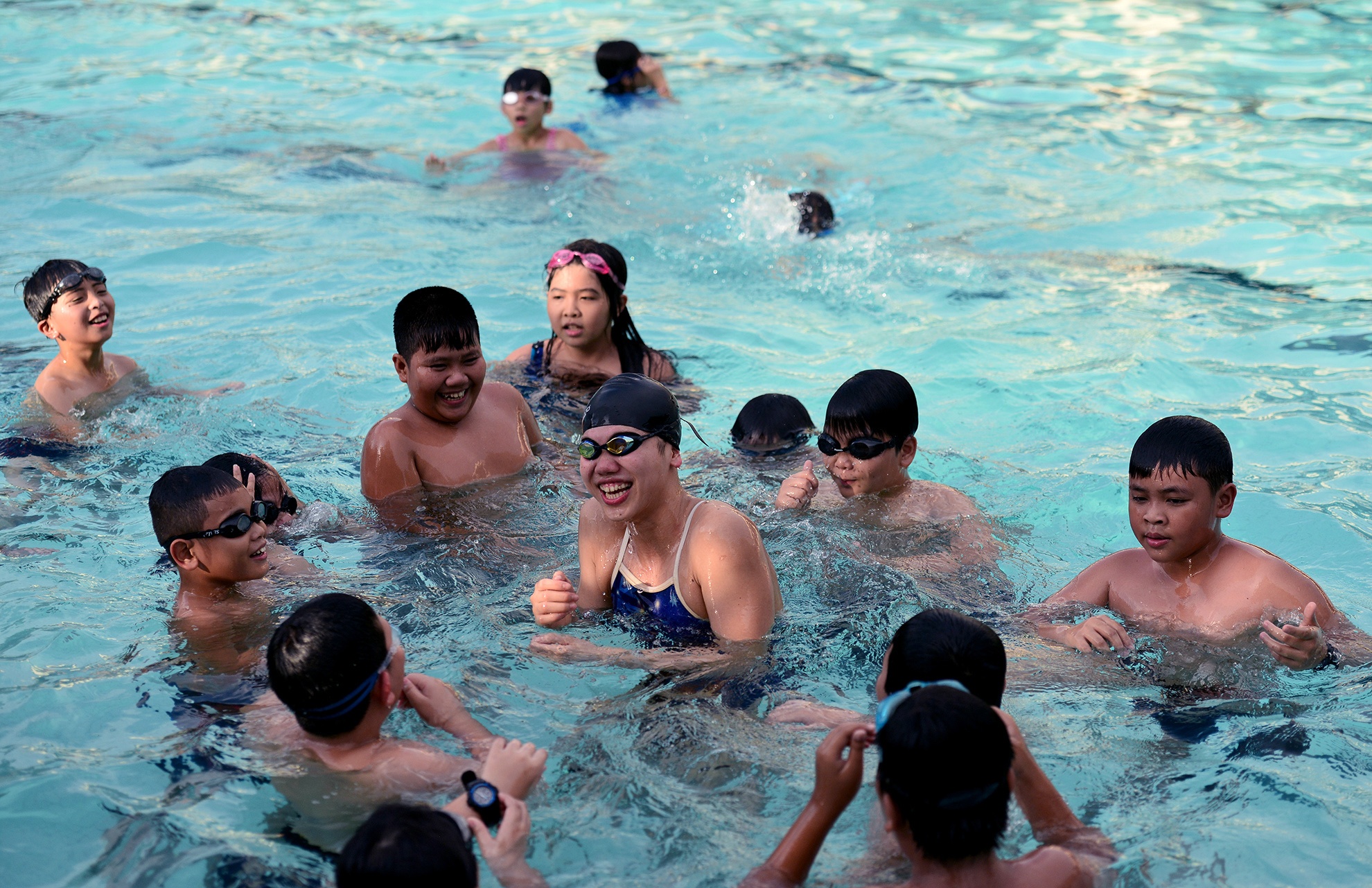 Anh Vien tap ky nang boi cho tre em Sai Gon anh 8