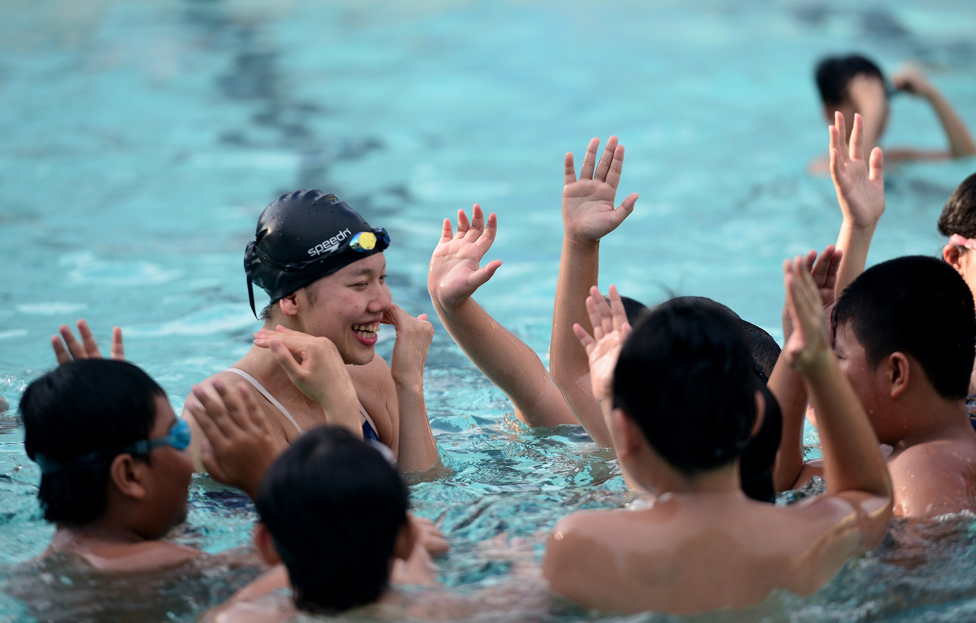 Anh Vien dua vui voi tre nho Sai Gon giua be boi hinh anh